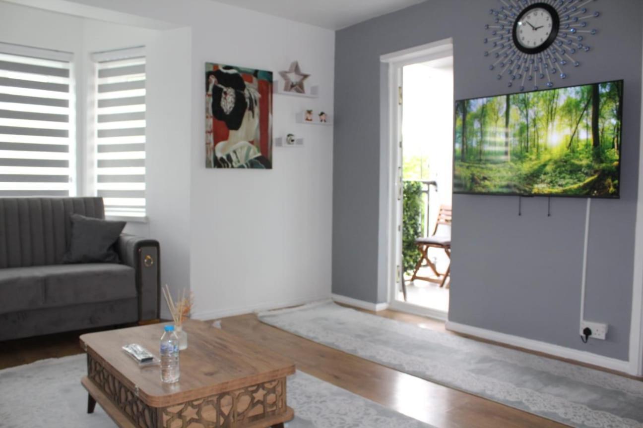 2 Bedroom Entire Flat 2 Minutes From Underground Londra
