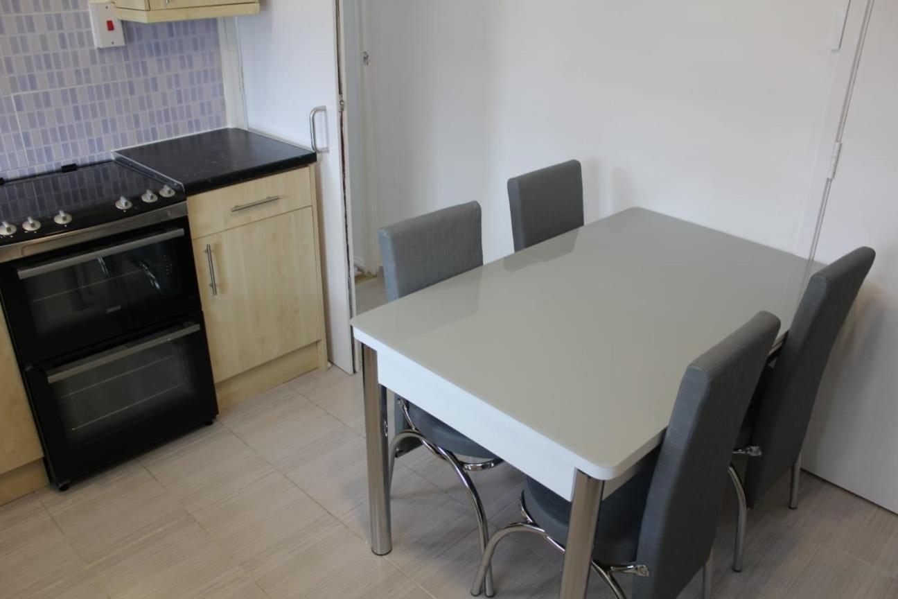 2 Bedroom Entire Flat 2 Minutes From Underground Londra