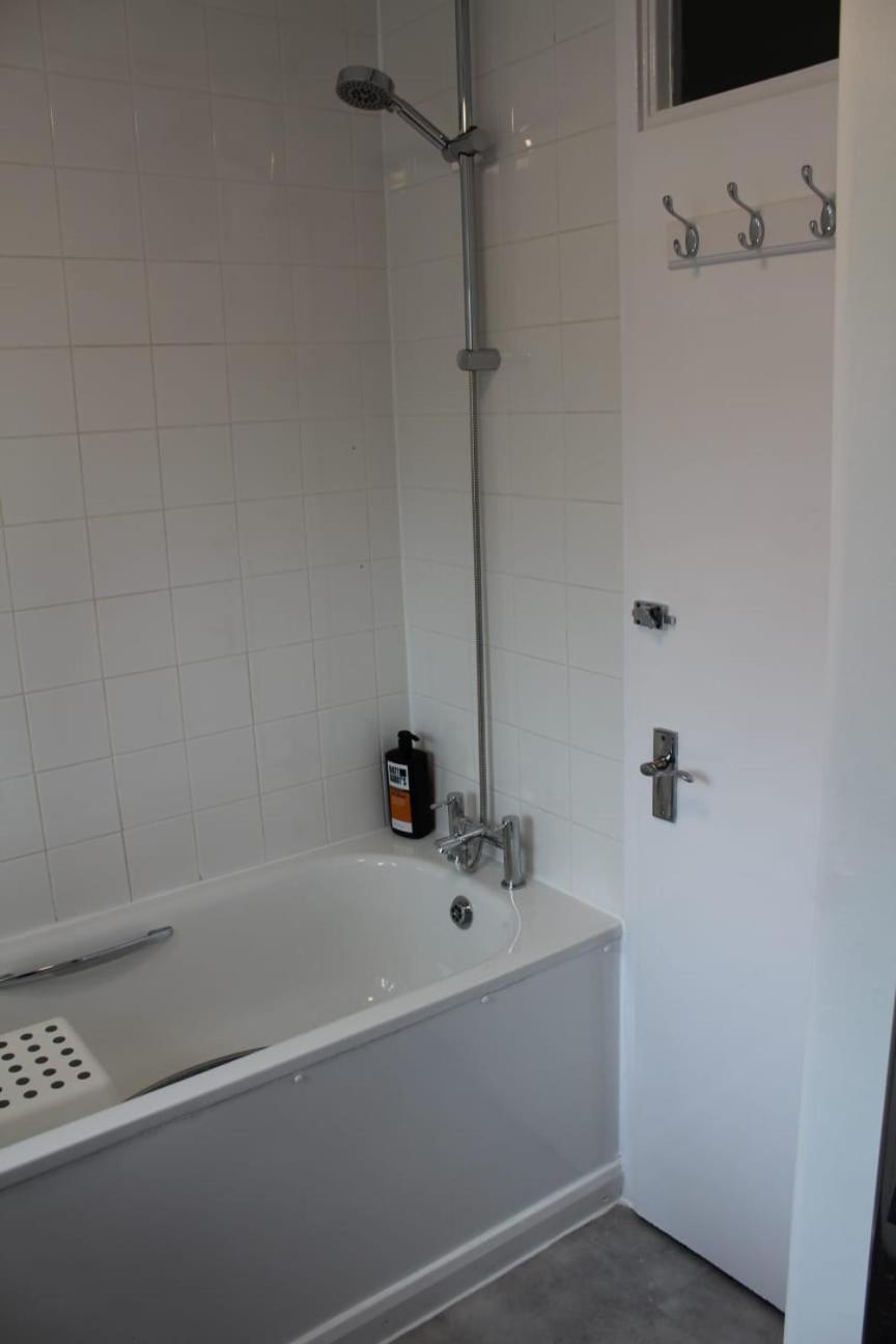 2 Bedroom Entire Flat 2 Minutes From Underground Londra
